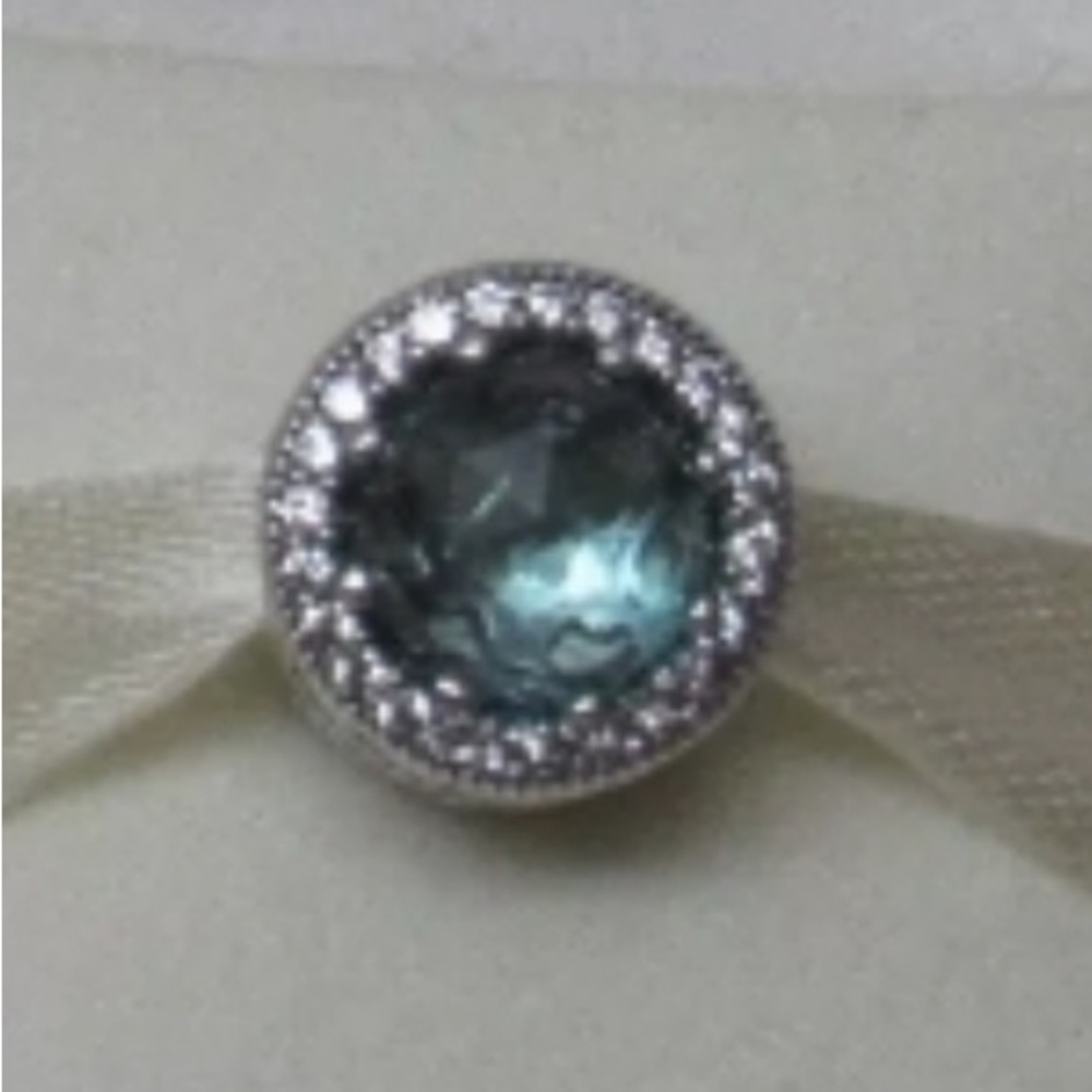 Pandora glacier blue, radiant hearts, charm - Picture 8 of 8